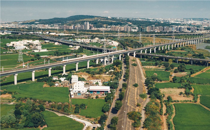 Виадук Чжанхуа-Гаосюн – второй по протяженности мост в мире, который может похвастаться высокой сейсмоустойчивостью (Тайвань).