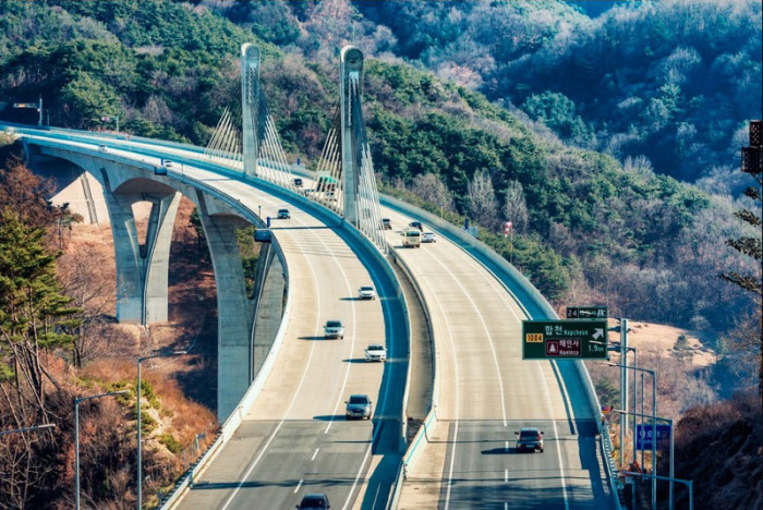 Поездка на высоте 107 метров с невидимыми перилами – еще то удовольствие (Yaro Bridge, Южная Корея). | Фото: highestbridges.com.