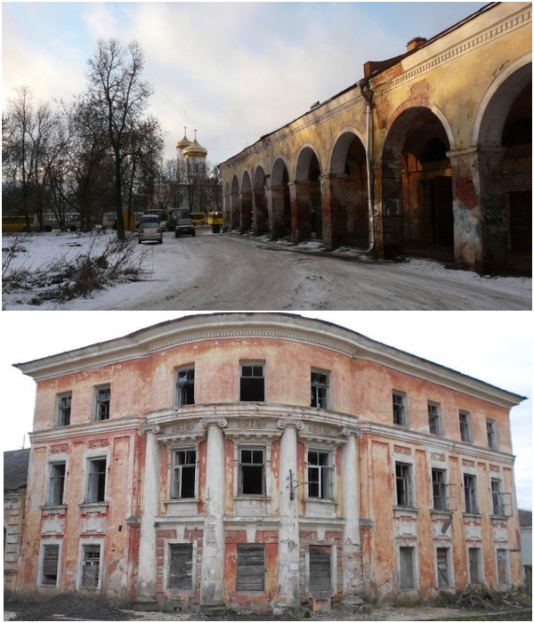 Галерея торговых рядов и усадьба Неручьевой уже близки к полному разрушению. 