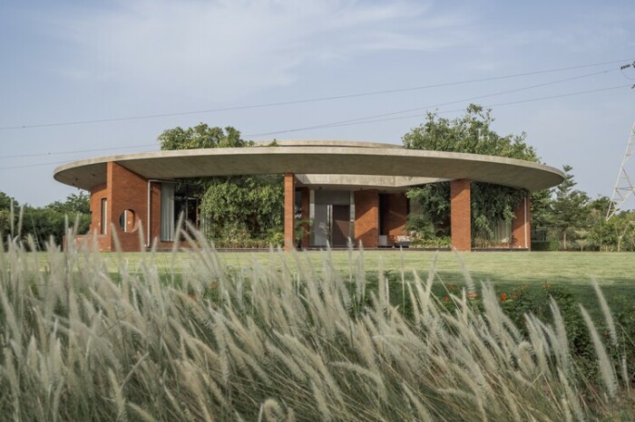 Загородная резиденция имеет свайную конструкцию фундамента, что позволило по максимуму сохранить целостность почвы (The Ring House, Индия). | Фото: luxury-houses.net.
