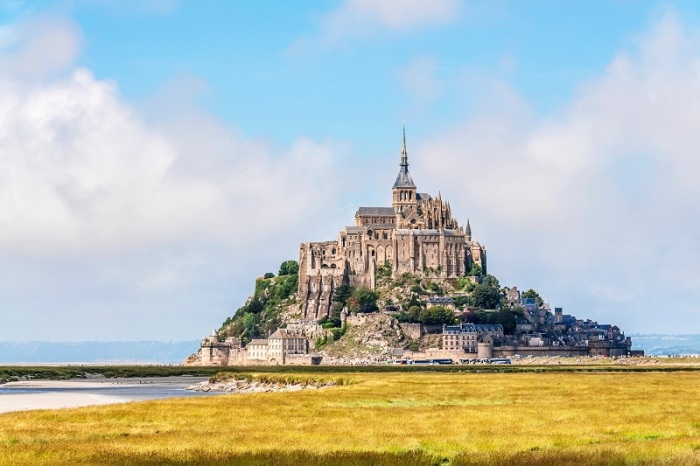 Не все укрепленные комплексы за высокими крепостными стенами и башнями являются замками (Аббатство Мон-Сен-Мишель, Франция). | Фото: traveltriangle.com.