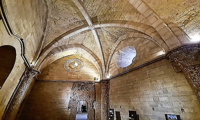 На сводчатом потолке были обнаружены таинственные символы (Castel del Monte, Италия). | Фото: keywordbaskets.com.
