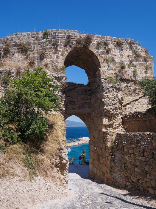 Выход из венецианской крепости, где сохранились военные объекты, замок, хижины и церкви (Греция). | Фото: topvoyager.com.