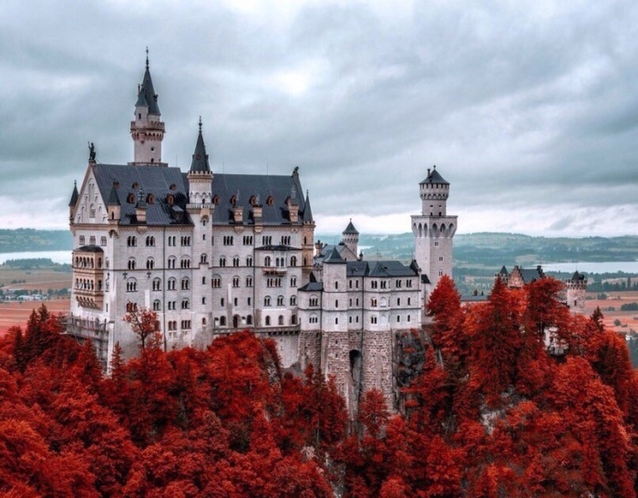 Сама природа с помощью ярких красок подчеркивает все достоинства архитектурного ансамбля (Замок Нойшванштайн, Германия). | Фото: mobillegends.net.