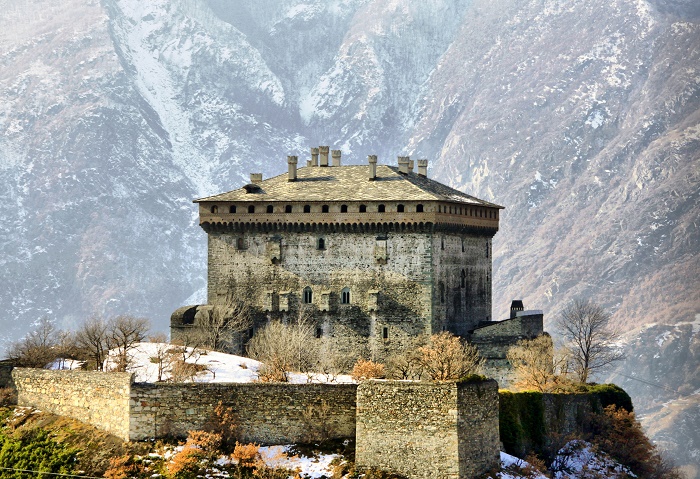 Монолитный замок Веррес на вершине скалистого утеса в итальянских Альпах (Италия). | Фото: viefrancigene.com.