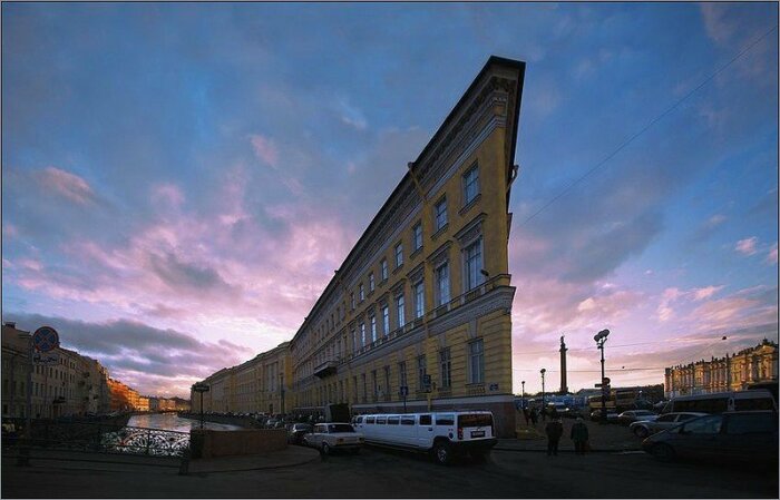 Теперь в «доме-утюге» находится филиал Эрмитажа (Санкт-Петербург). | Фото: smartik.ru.