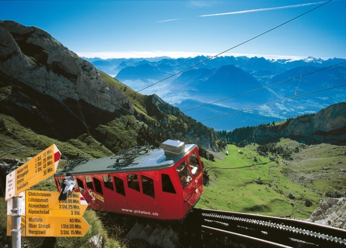 Более 130 лет швейцарцы развлекают туристов, катая их в красных вагончиках по крутым склонам гор (Pilatus, Швейцария). | Фото: obwalden-tourismus.ch.