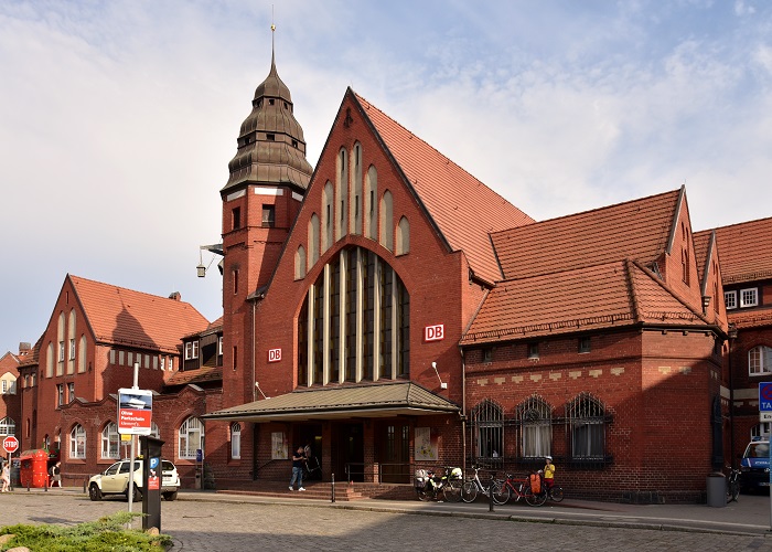 Неоготический вид вокзала стал визитной карточкой немецкого города Штральзунд (Stralsund Hauptbahnhof). | Фото: einkaufsbahnhof.de.