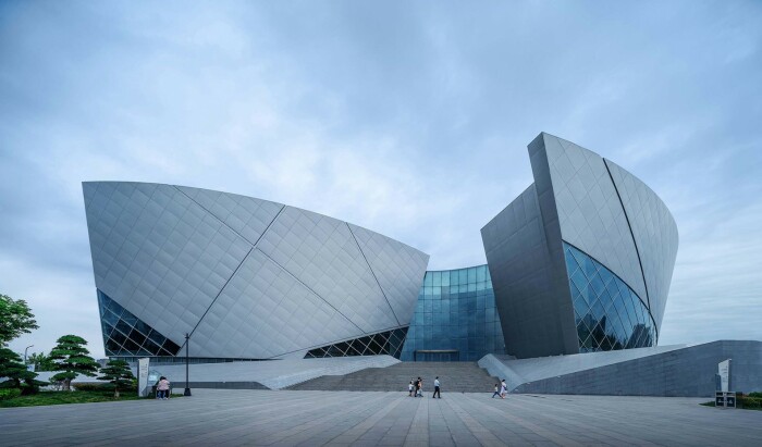 Эффектный внешний вид сделал здание театра особой достопримечательностью города, стремящего стать культурной столицей провинции (Zhengzhou Grand Theatre, Чжэнчжоу). | Фото: globaldesignnews.com.