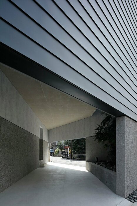 Часть первого этажа сделали со сквозным проемом, чтобы обеспечить прохожих безопасным переходом (Murakoshi House, Япония). | Фото: designboom.com.