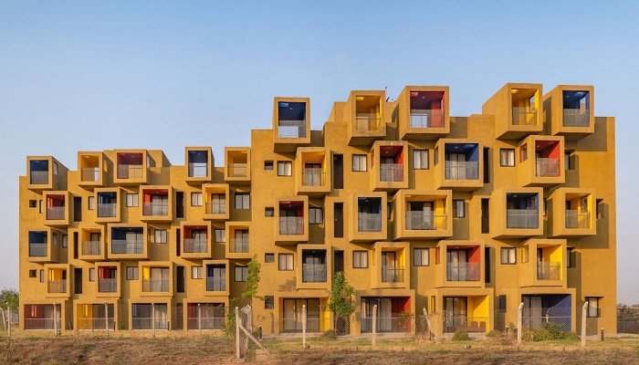 Руководство цементного завода выступило с инициативой строительства многофункционального жилого комплекса для своих рабочих (STUDIOS 90, Индия). | Фото: world-architects.com.