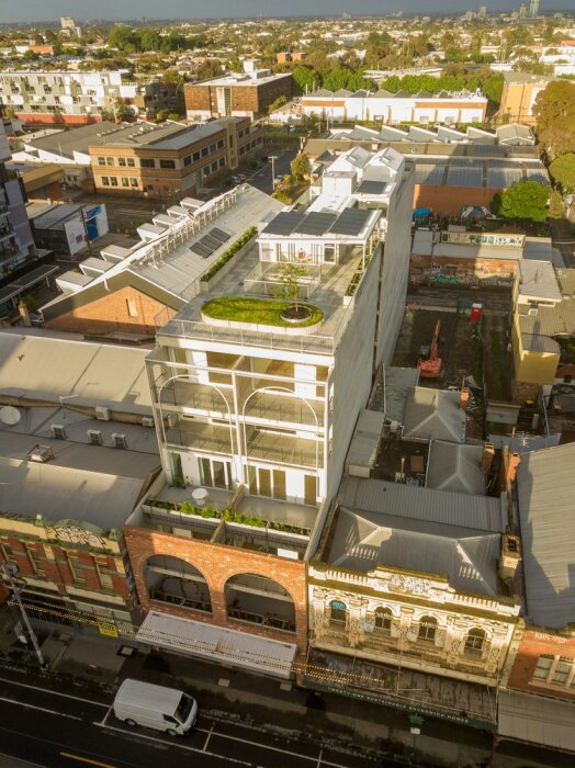 Узкий длинный участок, расположенный впритык к старым зданиям, – не лучший вариант для строительства стандартного многоквартирного дома (Terrace House, пригород Мельбурна). | Фото: maynardarchitects.com.