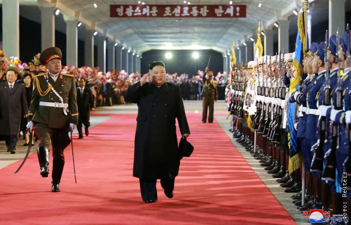 Северокорейских лидеров всегда встречают и приветствуют в торжественной обстановке только на железнодорожных вокзалах, а не в аэропорту. | Фото: foxnews.com.