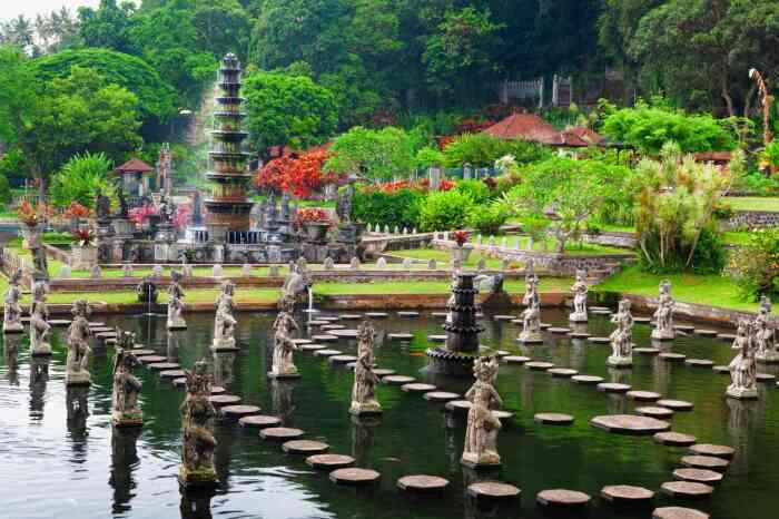 Парк скульптур среди главного пруда – самое впечатляющее место дворцово-парковой зоны (Tirta Gangga Water Palace, Бали). | Фото: therepublicofrose.com.