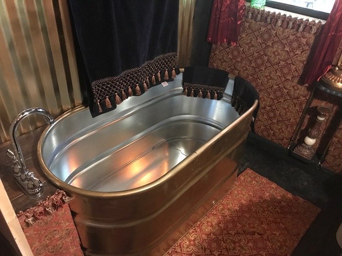 Необычная ванна из оцинкованного железа.
