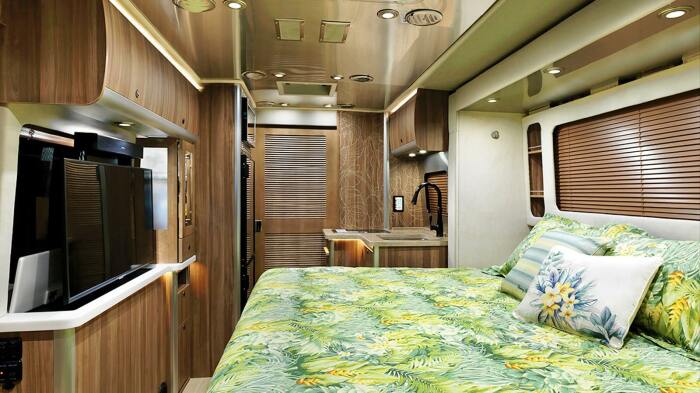 Отличительной чертой обновленного дизайна кемпера Airstream Atlas-2021 являются: дорогие отделочные материалы, многофункциональные предметы и изысканный текстиль. | Фото: campingcarlesite.com.