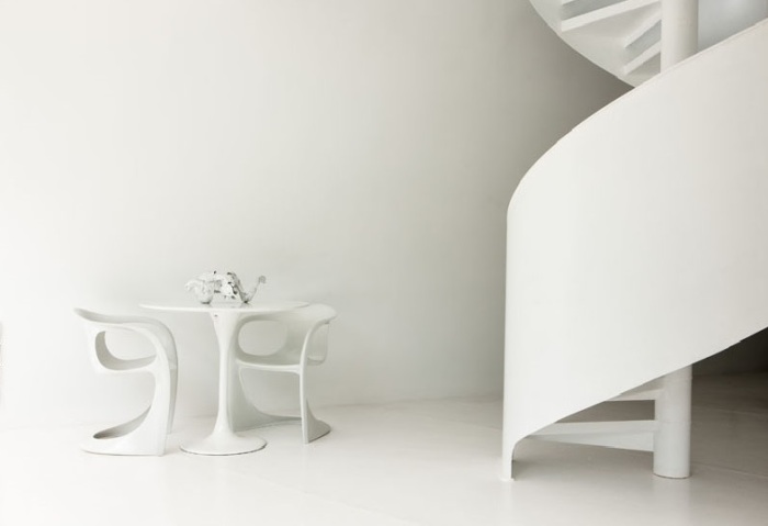Изысканная дизайнерская мебель и винтовая лестница изготавливались по проекту самого владельца Палаточного дома (о-в Уаихеке, Новая Зеландия). | Фото: homedesignlover.com.