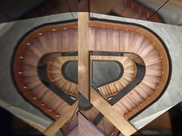 Дизайн лестницы отражает главные идеи ООН и способствует взаимодействию сотрудников (UN City, Копенгаген). | Фото: archdaily.com.