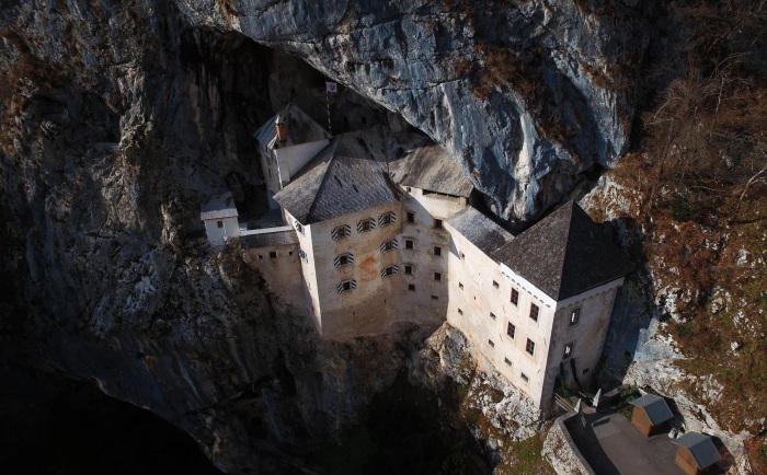  Загадочный и неприступный замок уже более 800 лет возвышается посреди скалистого утеса в живописном словенском регионе Внутренняя Крайна (Predjamski grad, Словения). | Фото: facebook.com.