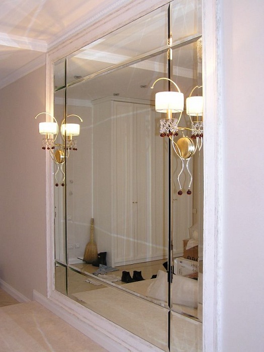 Безрамное зеркало - очень эффектное украшение маленькой комнаты.