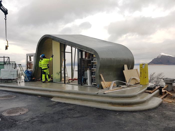 Конструкция общественно туалета была создана из бетона на заводе и установлена на береговой линии Норвежского моря (Зона отдыха Ureddplassen, Норвегия). | Фото: facebook.com.