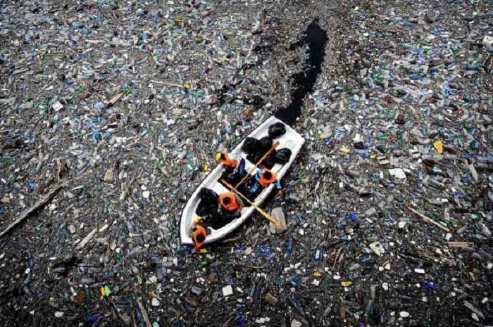 Гигантский мусорный остров в Тихом океане.