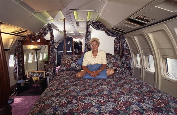 Спальню Джо Энн решила оформить в романтическом стиле с изобилием цветочных мотивом (дом-самолет «Little Trump»). | Фото: dailymail.co.uk.