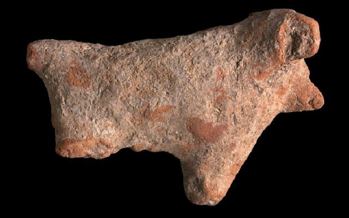 Каменная статуэтка быка сделана более 9 тысяч лет назад (Motza, Израиль). | Фото: Clara Amit / Israel Antiquities Authority.