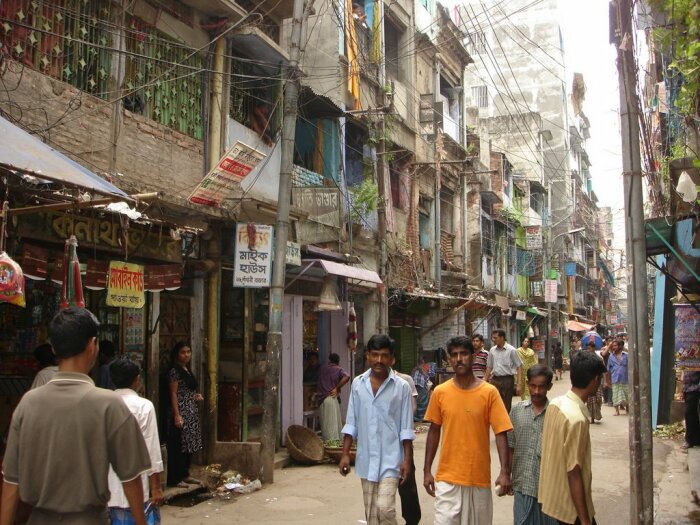 Район Котвали Тана считается трущобами, из-за огромного количества приезжих и дешевого жилья (Дакка, Бангладеш). | Фото: mapio.net.