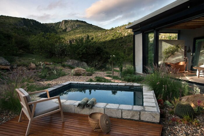 Уютный дворик с небольшим бассейном сделает отдых более разнообразным (Casa Eterea, Мексика). | Фото: mymodernmet.com.