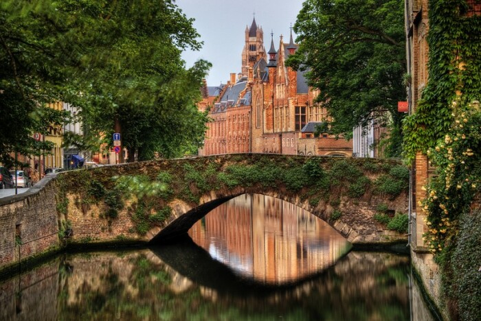 Брюгге – город мостов и средневековой архитектуры (Бельгия). | Фото: flyingforktales.com.