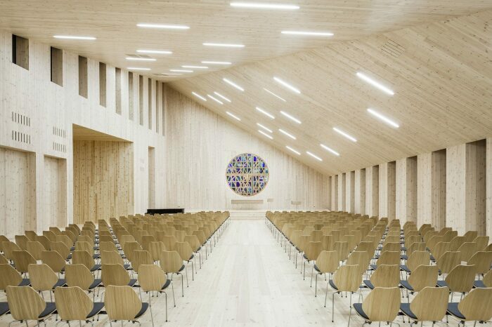 Главный зал может вмещать до 500 прихожан и желающий прикоснуться к сакральному миру местных жителей (Community church of Knarvik, Норвегия). | Фото: arch2o.com.