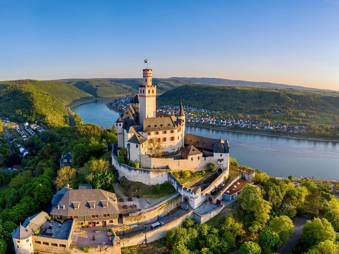 Marksburg Castle сохранил средневековую атмосферу и все изменения, которые проводились в последующие годы (Браубах, Германия). | Фото: romantischer-rhein.de. 