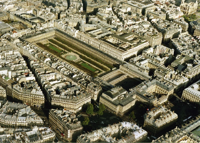 Только глядя с высоты можно понять масштаб дворцового-паркового комплекса и почему король не мог простить кардиналу такого размаха (Palais Royal, Париж). | Фото: labiosthetique.com.