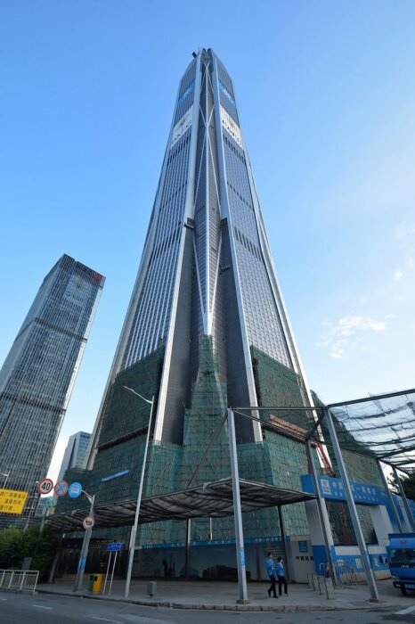 Всего лишь 90 сантиметров отделяет Ping An Finance Center от звания мегавысокого здания мира, но это совсем не умоляет его достоинств. | Фото: beritaviral24.wordpress.com.