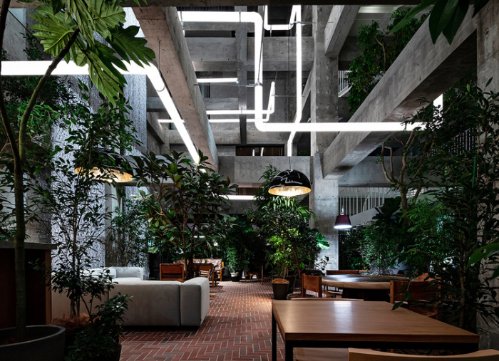 В пышной зеленой зоне, в атриуме высотой в четыре этажа, находятся осветительные инсталляции и интерьерные шедевры Леандро Эрлиха (Shiroiya Hotel Green Tower, Маэбаси). | Фото: forgemind.net.