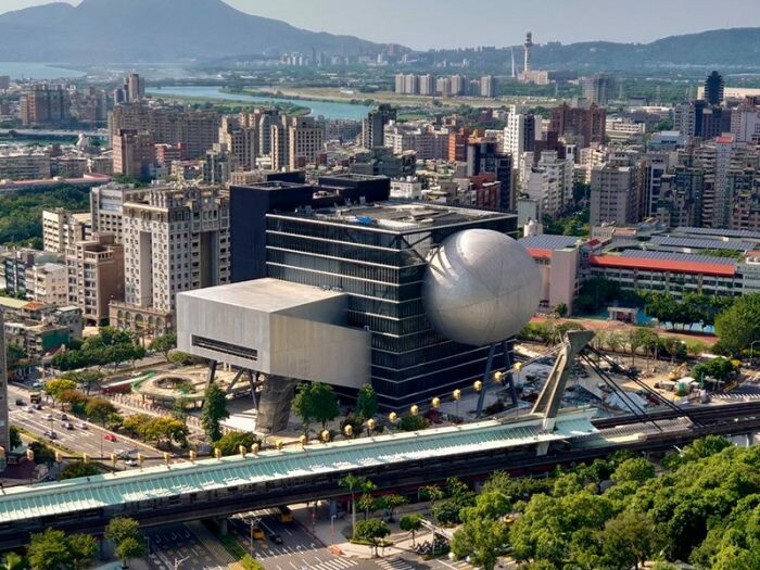 Здание Центра исполнительских искусств Тайбэя гармонирует с окружением, при этом его территория органично переплетается с городской пешеходной сеткой (Тайвань). | Фото: en.wikipedia.org.