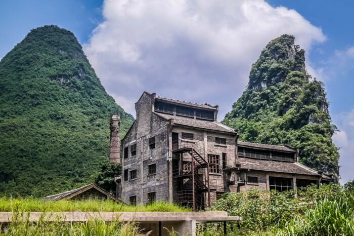 В уезде Яншо среди живописной природы находится старый сахарный завод, закрытый в 1960 х годах (Alila Yangshuo, Китай). | Фото: floornature.com.