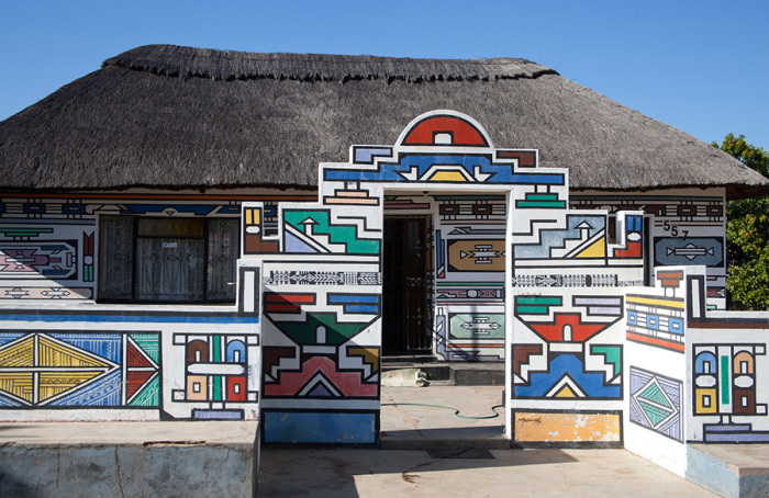 Пример росписи глинобитных хижин, ворот и других построек этнической группы ндебеле. | Фото: archdaily.com.