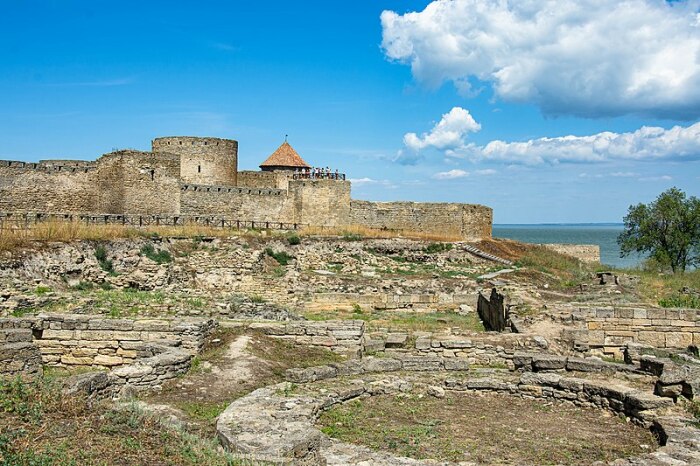 Остатки былого величия античной Тиры и более поздней крепости, защищающей благополучие города. | Фото: tury.club.