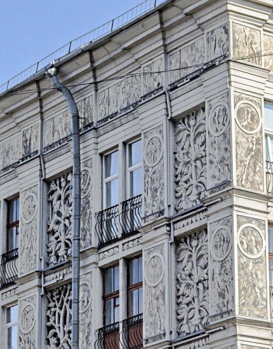 «Ажурный дом» – единственная жилая многоэтажка для простых граждан, которая могла бы похвастается таким богатым декором (Москва). | Фото: bigfoto.name.