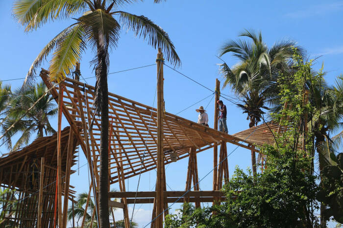 Основным строительным материалом стали разные виды бамбука (Playa Viva, Juluchuca). | Фото: globetrender.com.