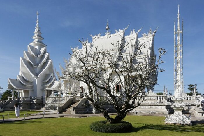 Дерево желаний, на которое можно повесить медальон со своим именем (Wat Rong Khun, Таиланд). | Фото: southeastasiabackpacker.com.