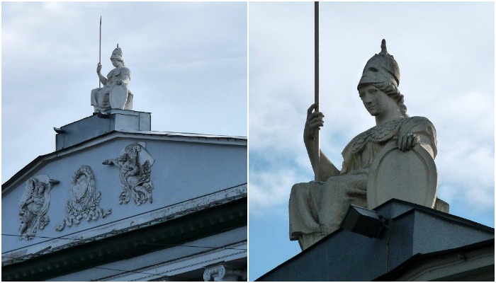 Воительница и покровительница наук, искусства, знаний Афина была установлена и на Корпусе Росси (Санкт-Петербург).