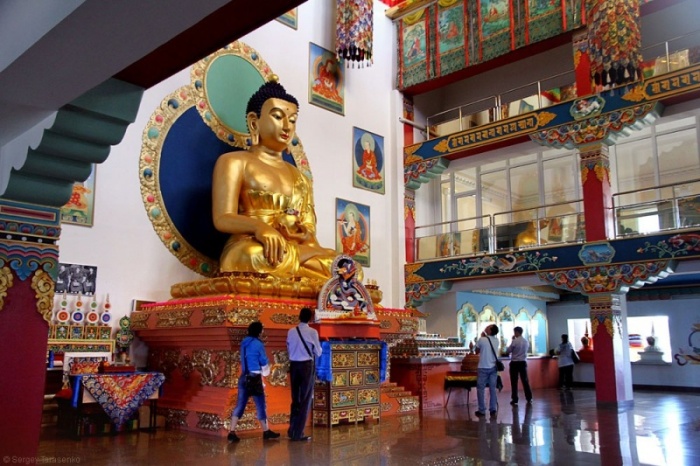 Буддийский храм разрешается посещать прихожанам любой конфессии, атеисты также могут прикоснуться к древнейшей тибетской культуре и философии (Гунзэчойнэй, Санкт-Петербург). | Фото: ru.foursquare.com.