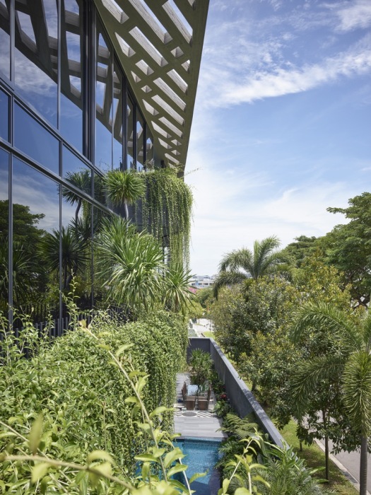 Бетонный экран образует навесы над балконами и террасами, обеспечивая легкую тень для растений (Concrete Yin Yang House, Сингапур). | Фото: archdaily.com.