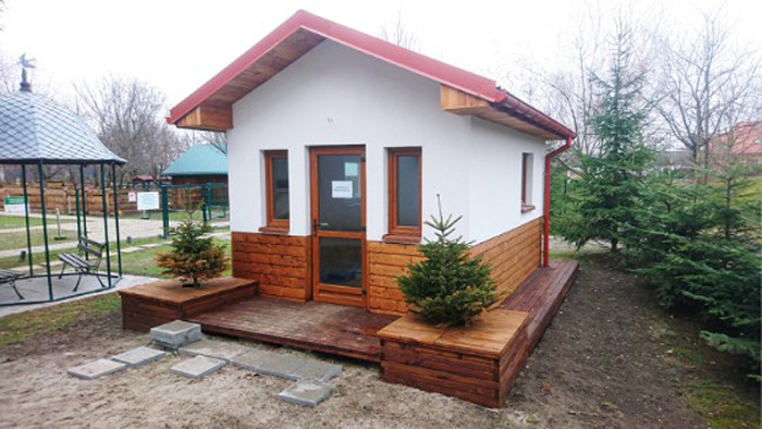 Прототип домика был построен на территории Центра реабилитации животных «Ада» еще 2 года назад. | Фото: filharmonia-sudecka.pl. 