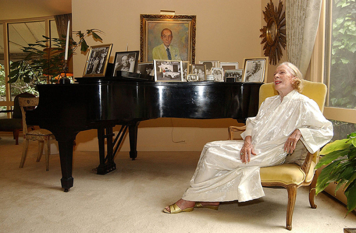 Ли Миннелли в 2011 году в гостиной особняка (Беверли-Хиллз, Лос-Анджелес). | Фото: nastroy.net. 