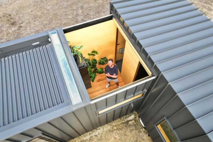 Раздвижная крыша открывает виды на звездное небо и впускает много свежего воздуха. | Фото: tasminihousetrailers.com.au.