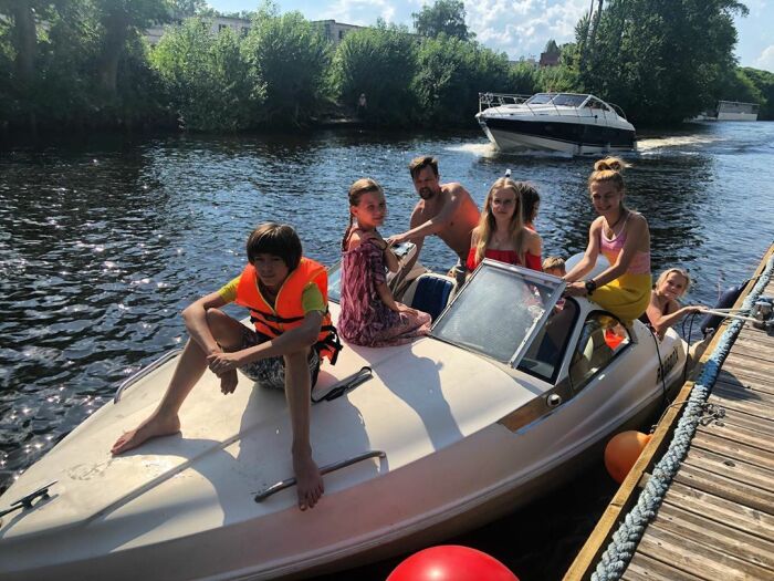 Многодетная семья может не только проводить выходные на воде и в окружении природы, но и ежедневно наслаждаться уединением в большом городе (устье реки Ждановки, Санкт-Петербург).